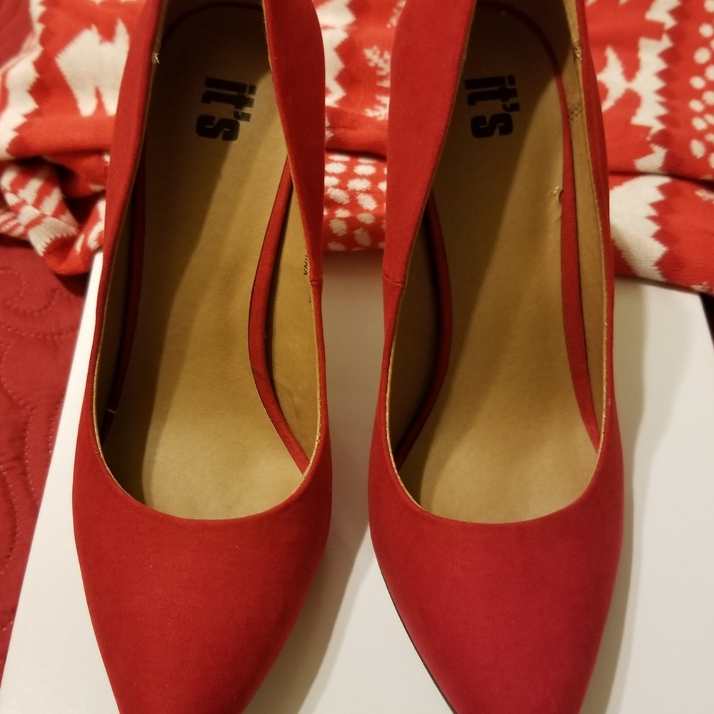 Red Pumps - Picture 6 of 10